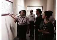 在纪念毛主席诞辰笔会上，毛新宇将军观看詹亚军...